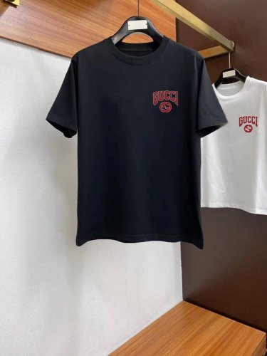 古奇# 2025春夏新款首发专柜最新款短袖圆领T恤 高端订制 设计前卫时尚！品牌Logo重工艺设计 高端定制260克面料.手感柔软.穿着舒适.专柜级别精致车线.