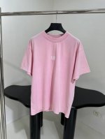 新品Laurel Classic中号版型T恤 洗水平纹针织面料 圆领落肩设计 正面饰以Laurel Classic艺术作品刺绣 水洗褪色效果 整体磨破做旧 合体