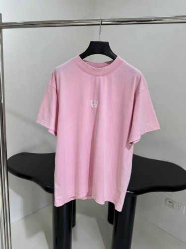 新品Laurel Classic中号版型T恤 洗水平纹针织面料 圆领落肩设计 正面饰以Laurel Classic艺术作品刺绣 水洗褪色效果 整体磨破做旧 合体