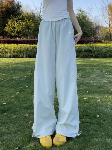 Lululemon Baby蓝美式工装速干神裤｜解锁夏日慵懒运动美学 三标齐全 颜色正 当城市热浪邂逅美式复古工装基因， 这条Baby蓝藏蓝色阔腿神裤， 就是你