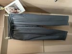 Loro Piana 春夏季麻纹休闲裤 码数：M-XXXL 长裤凝聚精裁工艺，以卓越非凡的版型和华贵创新的材质讲述传承与创新的故事。这款无褶长裤采用透气仿亚麻面