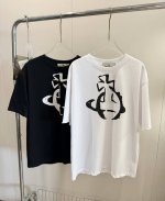 品名： * 全新西太后土星涂鸦圆领短袖 尺码：S.M.L 颜色：白色 黑色 这个夏天西太后又是顶流～，一份来自宇宙级别浪漫，请注意查收！胸前涂鸦感土星印花，男生