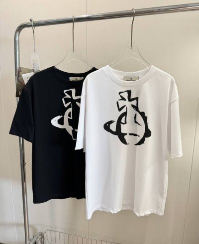 品名： * 全新西太后土星涂鸦圆领短袖 尺码：S.M.L 颜色：白色 黑色 这个夏天西太后又是顶流～，一份来自宇宙级别浪漫，请注意查收！胸前涂鸦感土星印花，男生