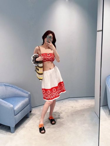 抹胸 半裙 Miumi* 25Ss春夏新款 徽标腰果花色弹力抹胸+半身裙丨独家Yb开发 高版出品 元气少女的大红色上身超级高级 府绸面料制作 饰有品牌标识 弹力