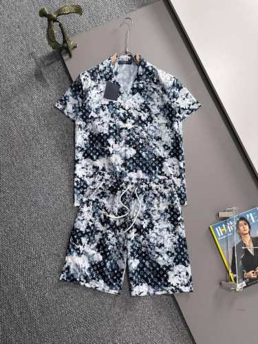 lv2025夏季经典Logo设计满印套装，轻薄棉质全身数码印花，采用优质聚酯纤维面料，裤子加入透气网眼内衬，精心打造标准版型，可分开搭配衣服，休闲时刻百搭款！全