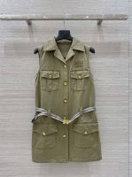 独家首发 高端原单品质，Miu系童子军系列穿搭！知性分子翻领工装背心连衣裙！山系工装口袋设计，甜酷兼备减龄穿搭。金属扣装饰帅气又时髦。配送金属扣腰带，版型不挑人