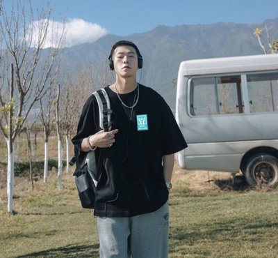 上新 标志Logo 化繁为简 Adidas 阿迪达斯极简的设计转化为服装语言 就如这件基础短袖T恤 有着极其细腻的面料质感 平淡中无处不透入极简高级质感 简单