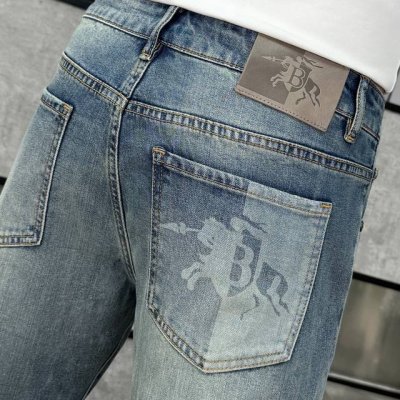 Burberry巴宝莉 2025Ss春夏新款男士牛仔裤 精选进口丹宁牛仔面料 重工环保洗水 手感柔和 兼备耐磨性 版型小直筒 微弹力显瘦修身，细节完美，五金辅料