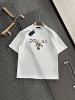 prad 2025Ss春夏最新款圆领时尚短袖T恤，官网同步，专柜纯棉面料！贴肤舒适，耐看又好穿，经典简约Logo设计，原厂工艺一丝不苟，型男必备单品 码数M-X