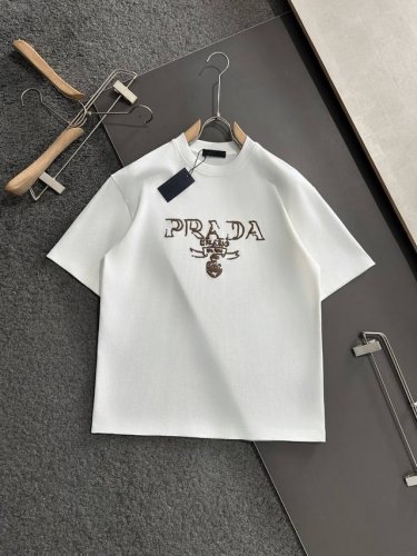 prad 2025Ss春夏最新款圆领时尚短袖T恤，官网同步，专柜纯棉面料！贴肤舒适，耐看又好穿，经典简约Logo设计，原厂工艺一丝不苟，型男必备单品 码数M-X
