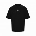 Versace 范思哲 25Ss 美杜莎刺绣徽标短袖 采用32支双纱精梳平纹280G，面料订染颜色，后整蚀毛后，对照原版做丝滑超柔处理，布面肌理股线清晰明显，刺