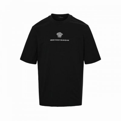 Versace 范思哲 25Ss 美杜莎刺绣徽标短袖 采用32支双纱精梳平纹280G，面料订染颜色，后整蚀毛后，对照原版做丝滑超柔处理，布面肌理股线清晰明显，刺