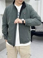 主推 prada 2025Ss早春新款发布普拉达立领夹克外套，双面穿春季爆款外套，穿上就是舒适自在又显瘦的存在，慵懒而随性，结合干净简单的色系就特别耐看，适合日