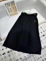 dior*2025夏季新款 长款压褶半裙 蜜蜂刺绣装饰 搭配腰带 经典版型设计 版型配色都好穿不挑人 两色Sml