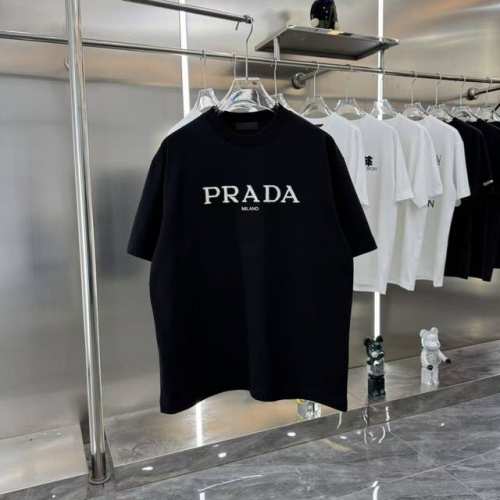prada普拉达2025Ss新款毛绒手感棉绣花工艺情侣休闲短袖T恤 最高版本 面料290克100%双纱棉 毛绒手感棉绣花工艺设计 辅料 开模原版过鉴定领标100