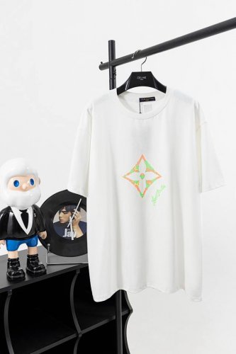 款号L018 Lv Monogram 老花烫钻渐变短袖T恤 本款T恤为胸前融入明丽 3Dmonogram 花卉，再以手写体路易威登标识点明品牌身份。Marque