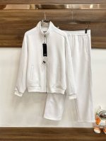 主推衣服P390 裤子P350 Dior 25S春季新款迪奥立领套装，纯棉提花面料高端品牌时尚潮流休闲运动套装细节无可挑剔，品牌元素设计理念，体现高品质。呈现休