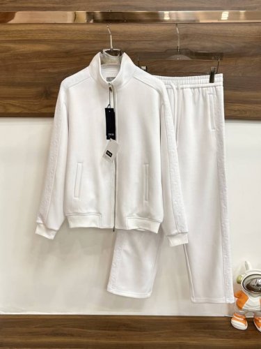 主推衣服P390 裤子P350 Dior 25S春季新款迪奥立领套装，纯棉提花面料高端品牌时尚潮流休闲运动套装细节无可挑剔，品牌元素设计理念，体现高品质。呈现休