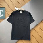 专柜还原顶级复刻版 Gucc*古奇春夏最新款高温定型立体压花短袖T恤！品牌经典字母双G图案以匠心呈现为这款棉质印花上衣注入勃勃生机，交织字母图案源自七十多年前的