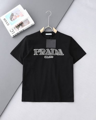 140 高品质 Prada 普拉达胸前刺绣直喷新款T桖， 25Ss春夏新品，胸前数码直喷后采用万针刺绣，后幅破旧三角图案，采用环保染料，无甲醛，对身体无危害，