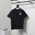louisvuitton 路易威登 胸前老花Logo植绒刺绣短袖T恤标志性的品牌标识元素,以绚丽色彩渲染点缀夏季的青春穿着.又一款大刷存在感的精品T,再次重回大