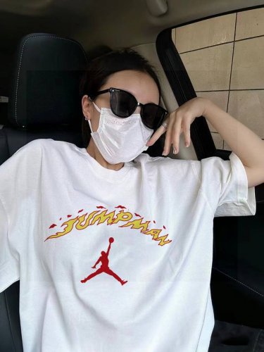 aj乔丹专柜同步联名新款飞人火焰联名系列印花情侣短袖 采用260克定制精梳纯棉 领口定制螺纹不变形 三针五线做工 领口包包边条 肩膀处内里带压条 做工面料细节都
