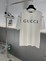 Gucc 印花标识短袖T恤 定制280克全棉面料，面料柔软，亲肤舒适 胸前经典印花字母 简约时尚 非常简约大气的一款经典延续 无论是上身舒适度都是无可比拟的存在