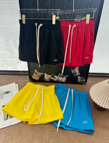 品名 Alo夏日限定速干抽绳运动短裤 尺码 S.M.L 颜色 黄色 红色 蓝色 黑色 被问爆的Ootd 潮酷与活力并存 谁能拒绝 Alo 这波彩色炸弹 红 黄