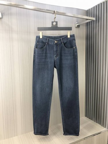 Lv2025年春季最新品牛仔裤出入专卖店无压力 专柜热销款 品味与价值共享 身穿着非常舒适 低调不失奢华 穿出去非常有档次,裤型款式和裁剪亦无需多言 上身精致跃