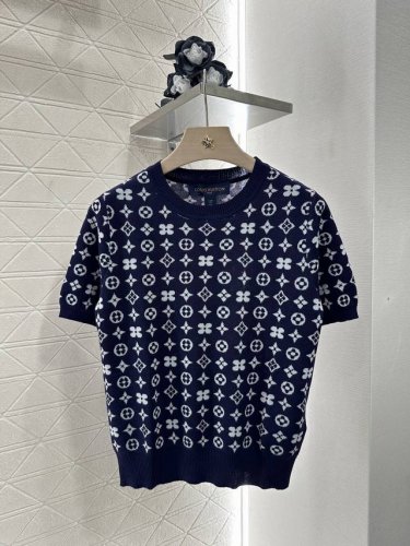 louis Vuitto*2025新品上架 提花针织短袖 定制Yb丝毛纱线织造 质感高级舒适 常规针织短袖剪裁 通体装点标志性四叶草元素字母徽标图案 亮眼满分