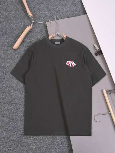中山最高版 欢迎对比 新款上架 新款25S迪奥植绒加压胶T恤，纯棉洗水面料，洗水后300克重左右。柔软亲肤细腻。做工细致，厚度适中。男女同款，宽松版型，时尚减龄