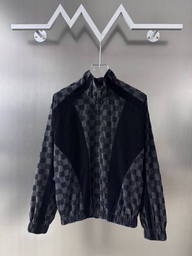 Lois Vitn 路易2025早春新款 拼接植绒休闲套装 采用经典棋盘格设计 耗时较久 五金原版开模 细节处理面料上身超级有型舒适 男女同款 工艺：面料植绒