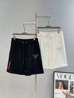 上衣- 。裤子- 。 Prad*普拉达25S春夏新款男士休闲短裤，原单推荐！高端品质之选 一款休闲裤兼备的百搭裤型.也是男士衣橱里不可缺少的搭配神器，属于实穿型