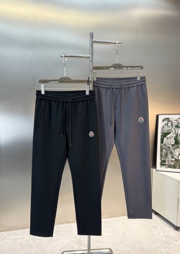 Moncle*R蒙口25S新款休闲裤，松紧腰抽绳.两侧插袋，订制原版章仔Logo点缀.后兜立体刺绣工艺！基础款设计.合体的立体剪裁.中线缝合 视觉上拉长身形.优