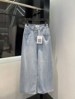 chane* 珠片刺绣牛仔长裤 采用高端定制面料 牛仔穿起来非常舒适 常规设计 包容性好 色系增添视觉魅力 而且裤子的纹路会非常细腻 是非常好的面料 牛仔具有良