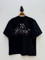 ow 手绘品牌徽标圆领T恤 代工厂p出品 春夏系列 450G重磅面料 正面采用双色叠加工艺呈现品牌经典 交叉箭头 标识和Logo 通过色彩对比模拟立体浮雕效果