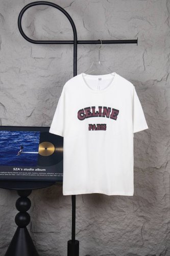 款号 M134 Celine 赛琳 经典字母印花基础款短袖T恤 ce气质清爽干净的短袖T恤 夏天T恤季到了 你准备好了吗 精选厚实的平织棉布制作 面料质感瓷实很