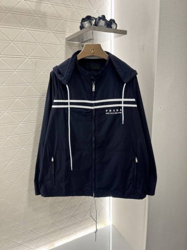 prad*2025新品上架 连帽防晒夹克外套 定制Yb进口防晒材质 舒适好穿 挺括有型 连帽防晒外套版型 领边拉链衔接帽子可拆卸设计 胸前条纹撞色横向贯穿正反面