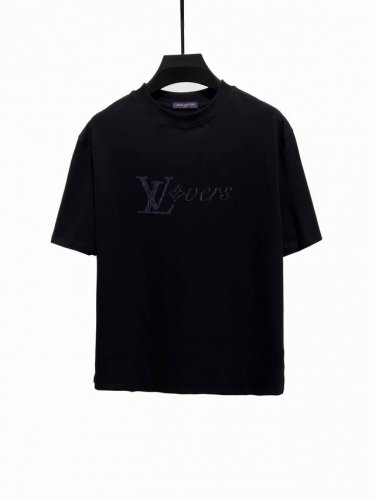 款号F44 Lv lv路易威登虹彩竖纹印花短袖 面料采用280克纯棉面料 配套320克螺纹 持久不变型 耐穿耐洗 整体力挺 经典丝印 印花双色渐变效果极佳 si