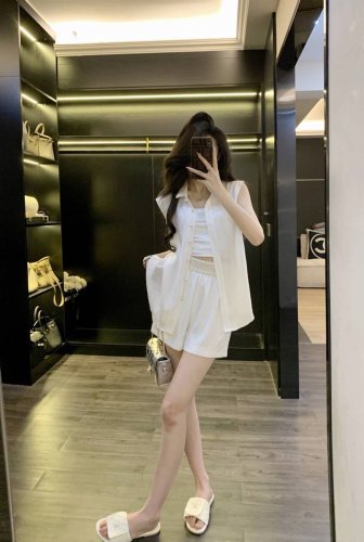 高货高级感套装 无袖宽松上衣+宽松短裤两件套 自带减龄的工装马甲+阔腿短裤两件套 可以包容各种身材 不管是腿粗还是胯宽 穿着舒适不显跨 Smlxl