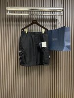 prada 2025Ss新款百慕大短裤，这款百慕大短裤配有大号侧面口袋、尼龙饰带和旁开扣，呈现简约、实用的功能性设计。裤身采用Re-Nylon再生尼龙打造，侧面