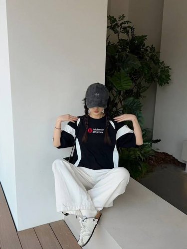 新款Lululemon 露露插肩撞色拼接Ins 领口螺纹针织情侣同款宽松落肩短袖T恤 面料: 300G重磅纯棉新疆长绒棉 采用特定重磅32S精棉平纹针织面料，3