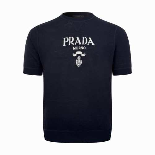 Prada Miland提花毛织衫 定织羊毛色织尊享毛料 细腻柔软 挺括有型 醒目标识“Prada Milano”字样点缀胸前 领口三角区拼接独特设计巧妙融入