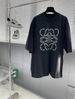 Loew 2025春夏最新款，专柜同步有售，原单狠货，时尚休闲圆领短袖T恤，上身很有特点！吸睛而有亮点，重磅进口原版面料，顶级印花工艺字母图案装饰Logo，简单
