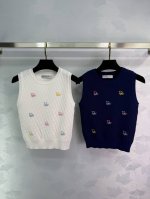 Dio*刺绣字母针织背心，2025年夏季新品，面料舒适，适合女士穿搭。时尚百搭款式。 4色3码Sml T226B