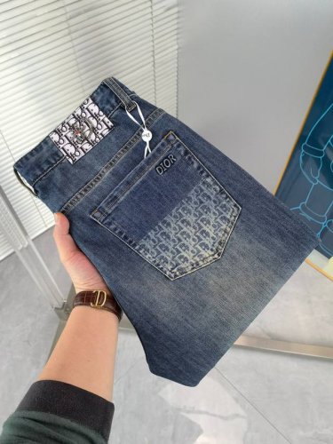 迪奥 2670春夏新品 专柜有售 实体店极品牛仔裤专柜原版1:1好货，适合各个年龄段。市场最高版本的欧洲进口面料。舒适柔软亲肤，上身效果超级棒时尚百搭，笔挺有型