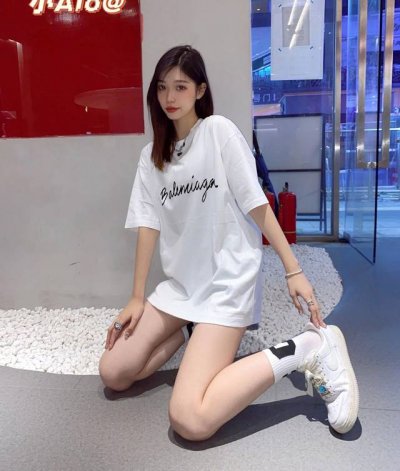 Balenciaga 巴黎世家草写字母印花短袖 上身图