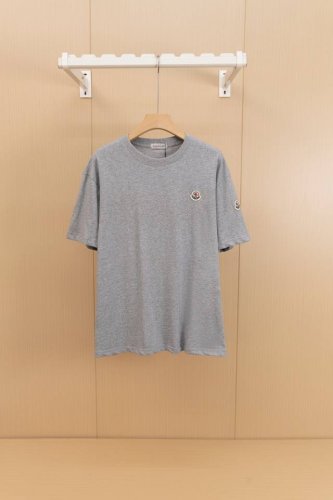 挂拍图 顶级版本 Moncler 蒙口 经典标识 章仔刺绣 Logo标识精致升级 原版面料 官方同款 短袖T恤 定制270克同缸染面料 手感非常舒服 春夏砖柜同