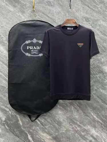 prada# 25春夏顶级专柜同步短袖T恤 3标齐全 采用客供进口100%-双丝光面料制成，专柜原版面料，品牌辨识度超级强，高街与精致风情十足，绝对能成为高街出