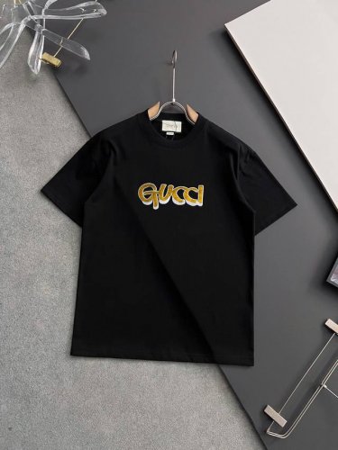 gucc*、2025Ss爆款310G纯棉双纱爆款现货四季系列短袖，简约基础衣橱神器， 休闲百搭必备款 做工走线质感一流，两色推荐：白色、黑色、 独家版型测试上身